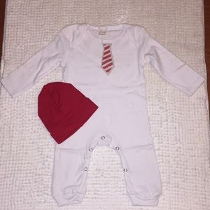 Baby boy jumpsuit with screen printed tie and hat